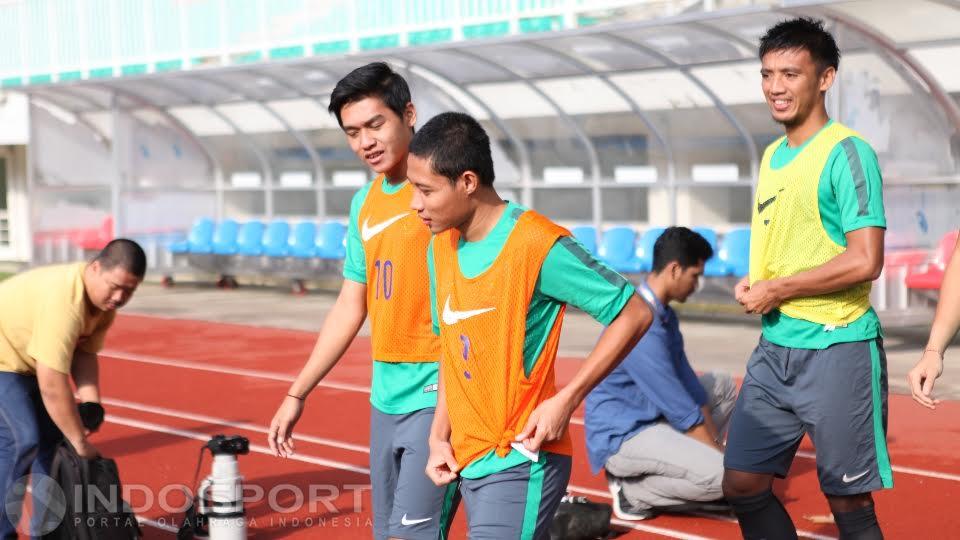 Evan Dimas dan rekan-rekannya saat memasuki lapangan Stadion Pakansari, Cibinong, Bogor.